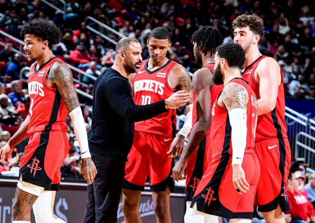 1裁1签!火箭调整3阵,抢断王签训练营合同,乌度卡坚信防守至上